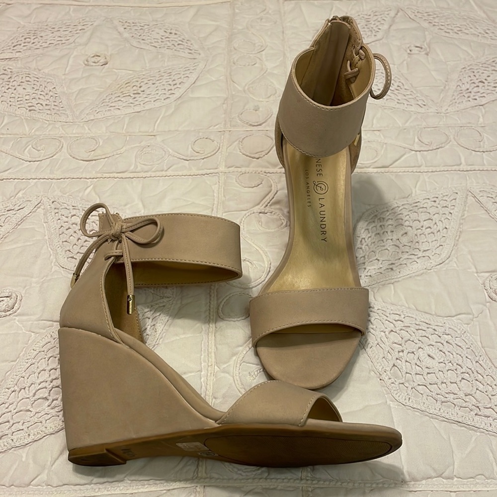 Chinese Laundry Taupe Wedge Size 6.5